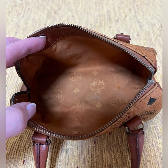 MCM AUTHENTICATED MINI VISETOS COGNAC BOSTON BAG. UEC. LIKE NEW. COMES WITH COA. - Picture 6 of 12